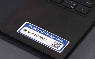 Etichetta per l’identificazione di risorse applicata a un computer portatile.